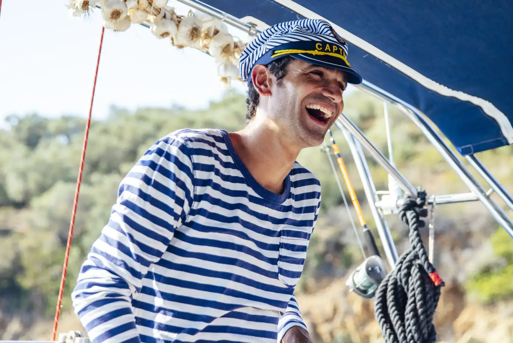 Capitano di Amalficoastlovers.com su una barca a vela in mare in una giornata di sole