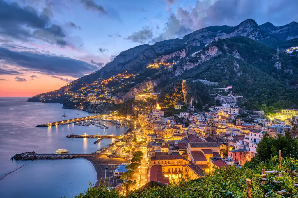 Città di Amalfi al tramonto