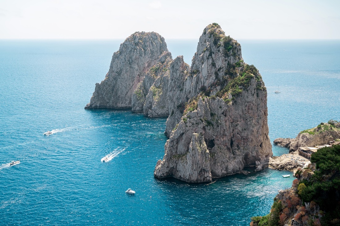 Tour in barca a Capri con vista sui Faraglioni