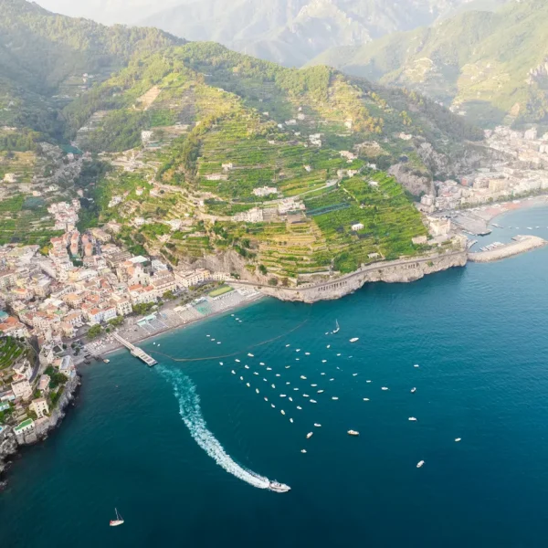 vista di Minori dall'alto in costiera amalfitana con amalficoastlovers.com