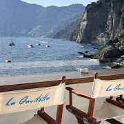 Vista panoramica su La Gavitella Beach Club a Praiano, Costiera Amalfitana