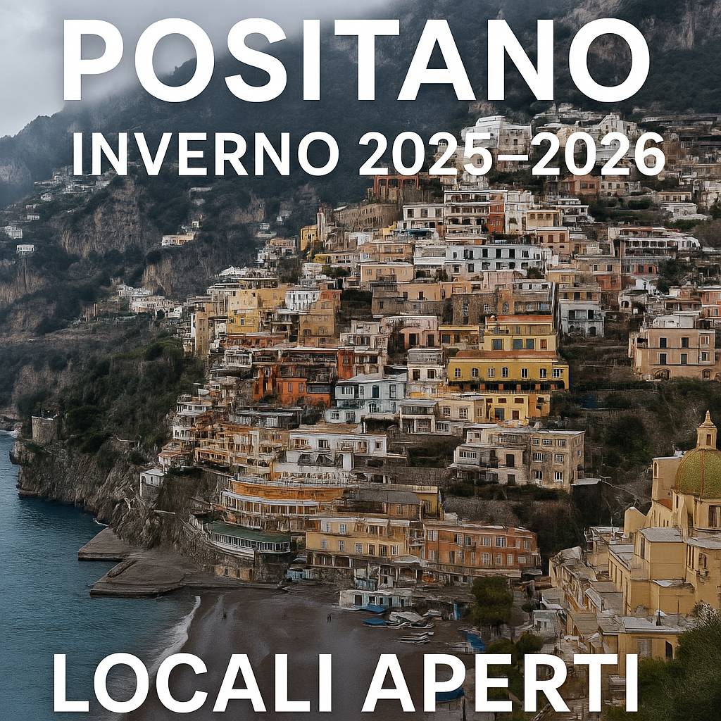 Positano in inverno 2025 2026 con vista panoramica del borgo e testo “Locali Aperti” per guida ai ristoranti e bar aperti.