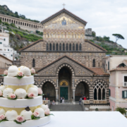 Torta artigianale della Pasticceria Pansa con vista sul Duomo di Amalfi