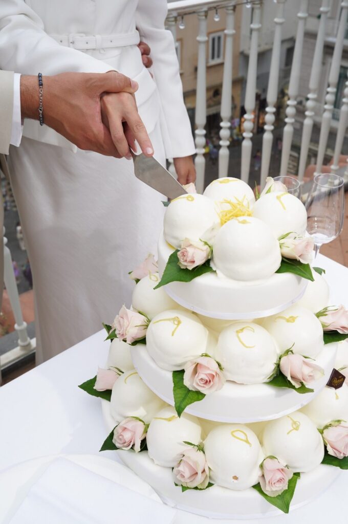 Artisanal cake cutting at Pansa Pastry Shop during an event in Amalfi