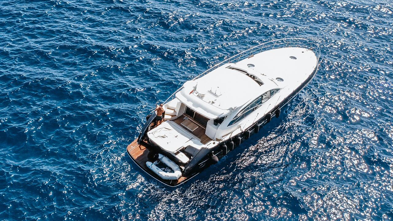 Yacht Alena 56 visto dal drone durante una crociera privata in Costiera Amalfitana