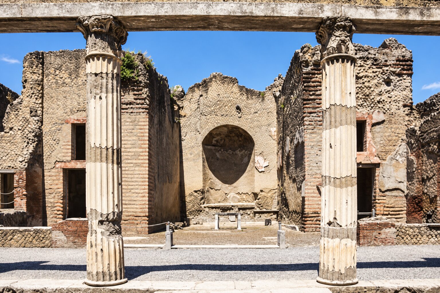 Colonne romane decorate davanti ai resti di un edificio dell’antica Ercolano