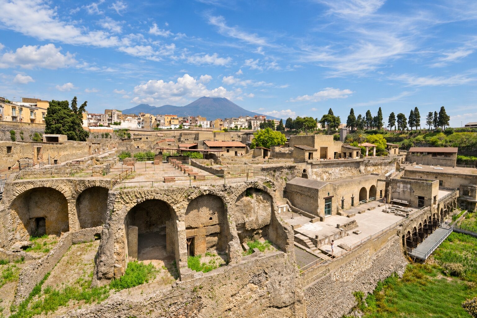 Vista panoramica degli Scavi di Ercolano con il Vesuvio e la città moderna sullo sfondo