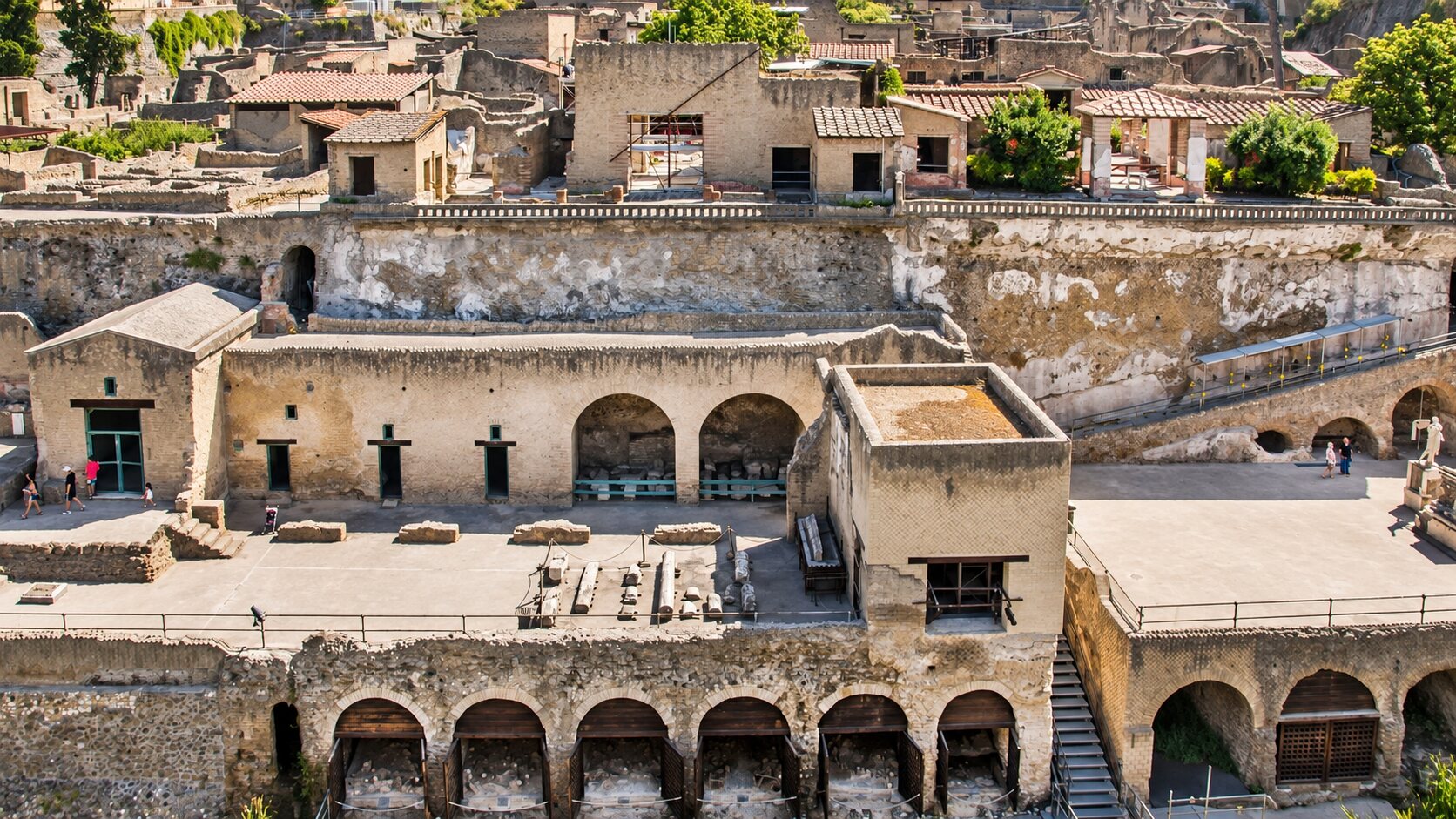 Vista dall’alto degli edifici, degli archi e degli spazi pubblici dell’area archeologica di Ercolano