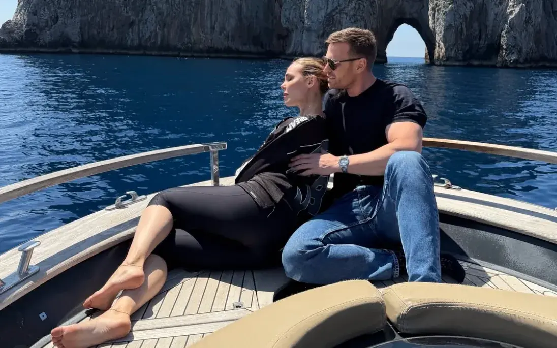 Ilary Blasi e Bastian Müller abbracciati in barca davanti ai Faraglioni di Capri