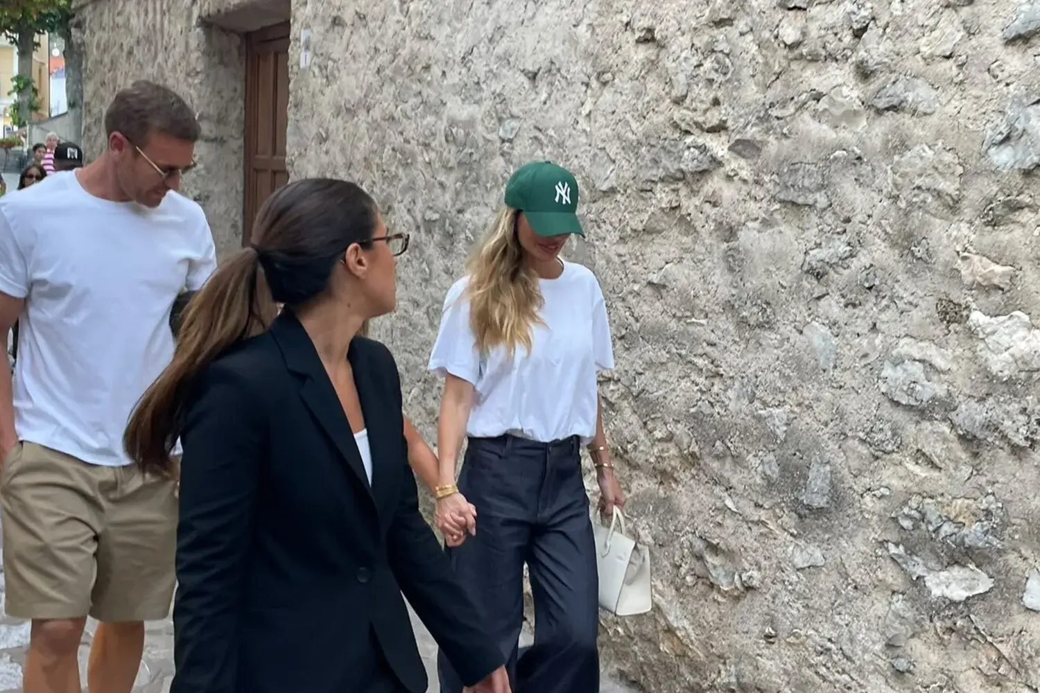 Ilary Blasi e Bastian Müller durante una passeggiata accanto a un muro in pietra