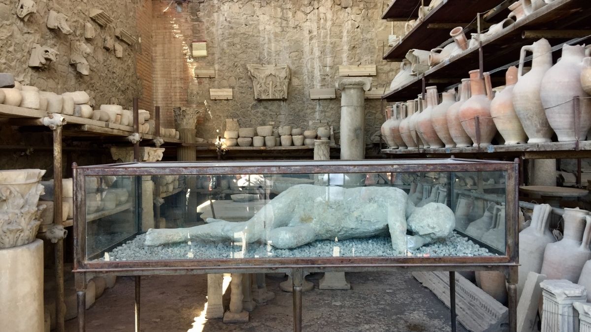 Calco di una vittima di Pompei esposto tra anfore e reperti archeologici