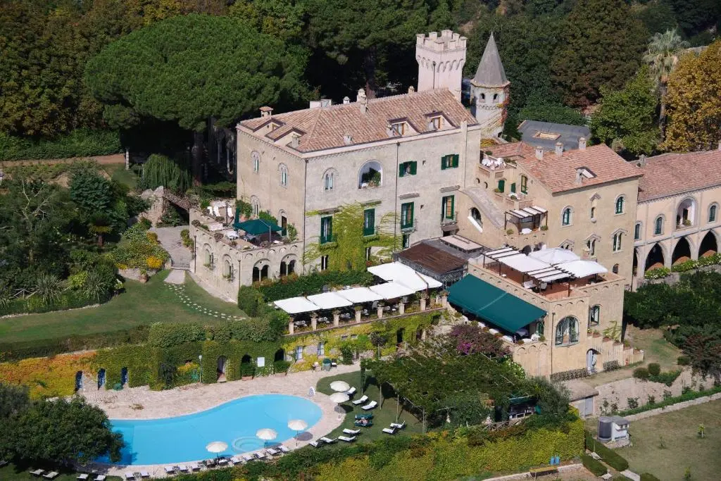 Veduta aerea di Villa Cimbrone a Ravello con torre, piscina e giardini